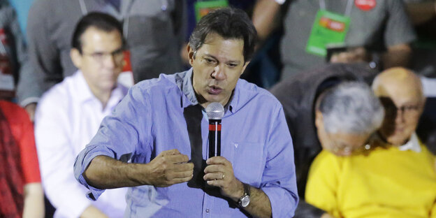Fernando Haddad, mit Mikrofon in der Hand, hält bei einem Parteitag eine Rede Fernando Haddad, mit Mikrofon in der Hand, hält bei einem Parteitag eine Rede