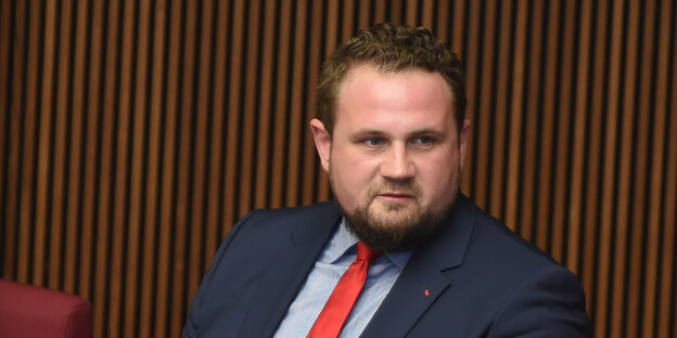 Patrick Cem Öztürk sitzt während einer Debatte in der Bremischen Bürgerschaft. Patrick Cem Öztürk sitzt während einer Debatte in der Bremischen Bürgerschaft.