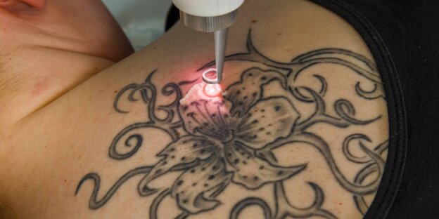 Hundetattoo auf dem Oberschenkel Hundetattoo auf dem Oberschenkel