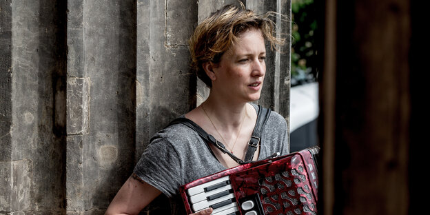 Musikerin Michaela Meise mit Akkordeon Musikerin Michaela Meise mit Akkordeon