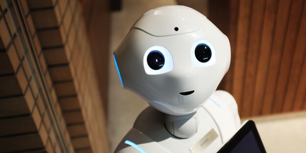 Ein weißer Roboter mit großen Augen Ein weißer Roboter mit großen Augen