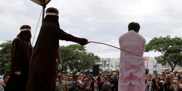 In Indonesien wird ein Mann auf einer Bühne geschlagen In Indonesien wird ein Mann auf einer Bühne geschlagen