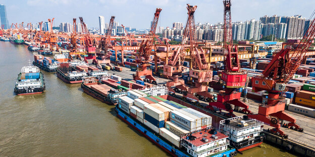 Container stapeln sich am Containerterminal im Hafen von Guangzhou Container stapeln sich am Containerterminal im Hafen von Guangzhou
