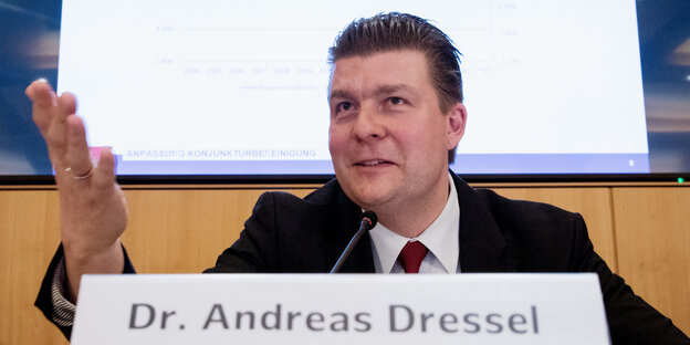 Finanzsenator Andreas Dressel gestikuliert bei einer Pressekonferenz. Finanzsenator Andreas Dressel gestikuliert bei einer Pressekonferenz.