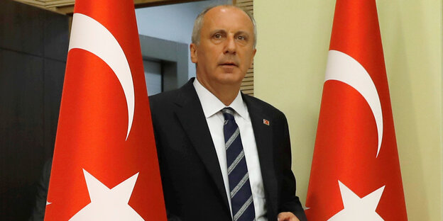 Muharrem Ince zwischen zwei türkischen Flaggen Muharrem Ince zwischen zwei türkischen Flaggen