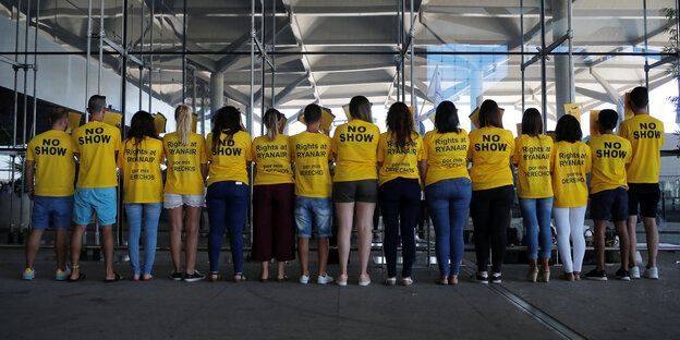 Ryanair-Mitarbeiter zeigen ihre gelben Shirts mit Protestsprüchen für Arbeitnehmerrechte Ryanair-Mitarbeiter zeigen ihre gelben Shirts mit Protestsprüchen für Arbeitnehmerrechte
