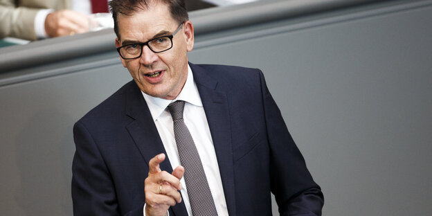 Gerd Müller spricht und gestikuliert Gerd Müller spricht und gestikuliert