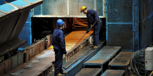 Stahlarbeiter in einer chinesischen Fabrik Stahlarbeiter in einer chinesischen Fabrik