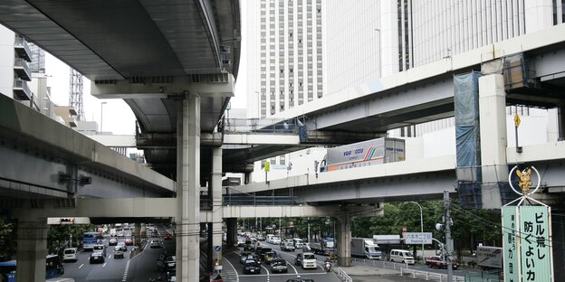 Eine mehrstöckige Fahrbahn Eine mehrstöckige Fahrbahn