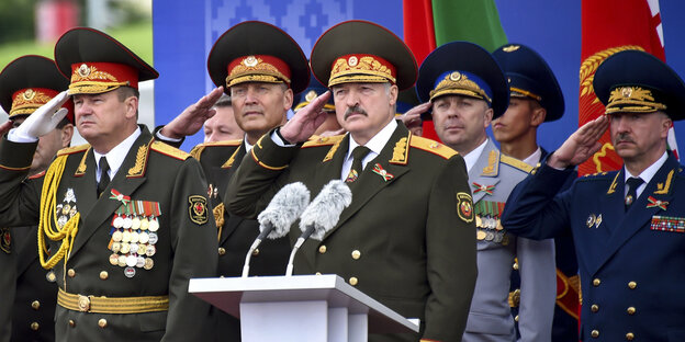 Lukaschenko umgeben von Soldaten