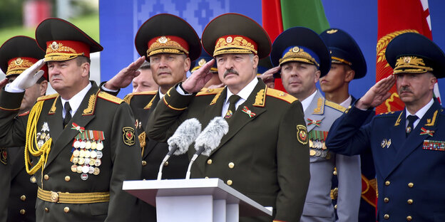 Lukaschenko umgeben von Soldaten Lukaschenko umgeben von Soldaten