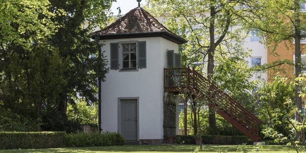 Ein Gartenhaus mit Treppe im Grünen Ein Gartenhaus mit Treppe im Grünen
