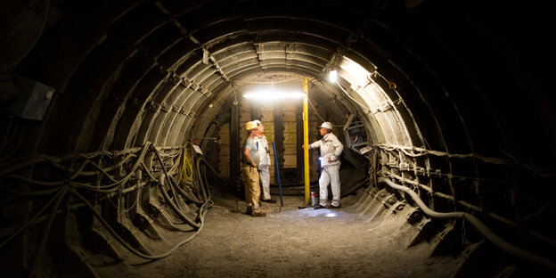 Mitarbeiter stehen im Atomendlager Schacht Konrad in einem Zugangsbereich für den Schacht 2. Mitarbeiter stehen im Atomendlager Schacht Konrad in einem Zugangsbereich für den Schacht 2.