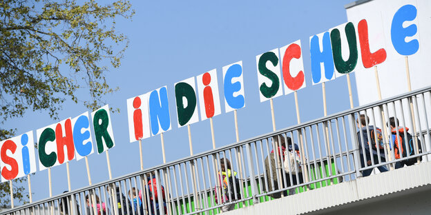 Auf einem Plakat steht: Sicher in die Schule Auf einem Plakat steht: Sicher in die Schule