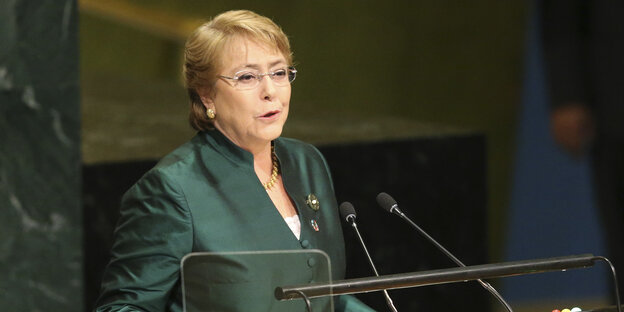 Michelle Bachelet steht an einem Pult Michelle Bachelet steht an einem Pult