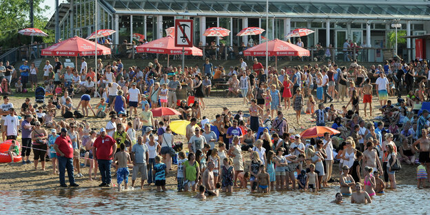 Menschen auf dem Strand vor dem Café Sand. Menschen auf dem Strand vor dem Café Sand.