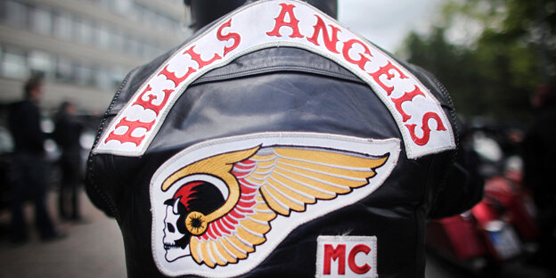 Auf einer Lederkutte steht „Hells Angels“ Auf einer Lederkutte steht „Hells Angels“
