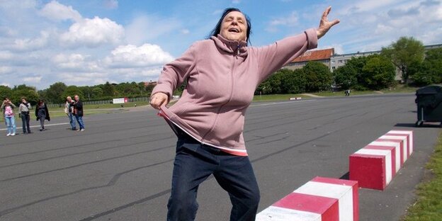 Eine Frau posiert auf dem Flughafen Tempelhof auf der Rollbahn