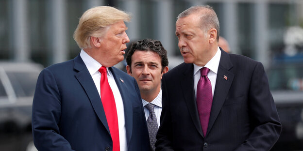 Donald Trump und Recep Tayyip erdogan unterhalten sich Donald Trump und Recep Tayyip erdogan unterhalten sich
