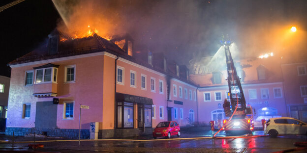 Ein Feuerwehrfahrzeug steht in Bautzen (Sachsen) vor einem brennenden Haus. In einer geplanten Flüchtlingsunterkunft war in der Nacht ein Feuer ausgebrochen. Ein Feuerwehrfahrzeug steht in Bautzen (Sachsen) vor einem brennenden Haus. In einer geplanten Flüchtlingsunterkunft war in der Nacht ein Feuer ausgebrochen.