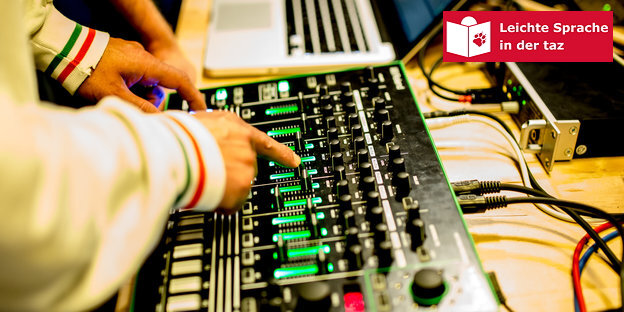 Eine Hand betätigt Regler zum Musik machen Eine Hand betätigt Regler zum Musik machen