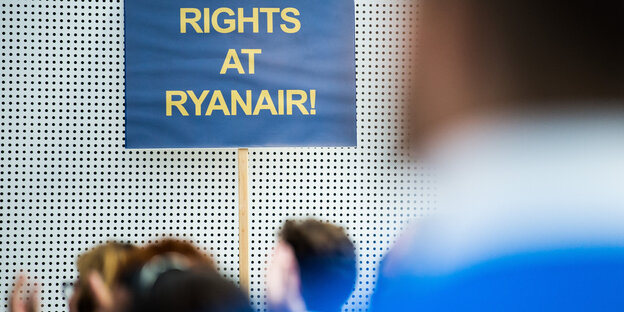 Streikende Ryanair-Mitarbeiter Streikende Ryanair-Mitarbeiter