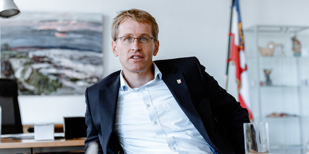 Daniel Günther sitzt in seinem Büro Daniel Günther sitzt in seinem Büro