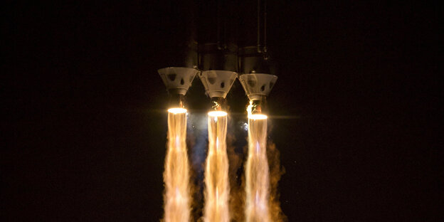 Drei Raketen starten vor einem Nachthimmel Drei Raketen starten vor einem Nachthimmel