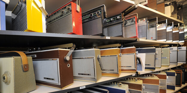 Kofferradios stehen nebeneinander im Regal Kofferradios stehen nebeneinander im Regal