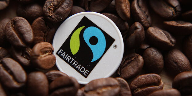 Kaffeebohnen und Fairtrade-Siegel Kaffeebohnen und Fairtrade-Siegel
