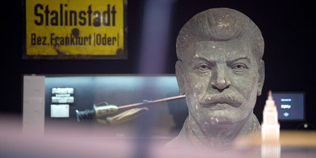 Eine Büste von Stalin in der Stasi-Gedenkstätte in Berlin-Hohenschönhausen Eine Büste von Stalin in der Stasi-Gedenkstätte in Berlin-Hohenschönhausen