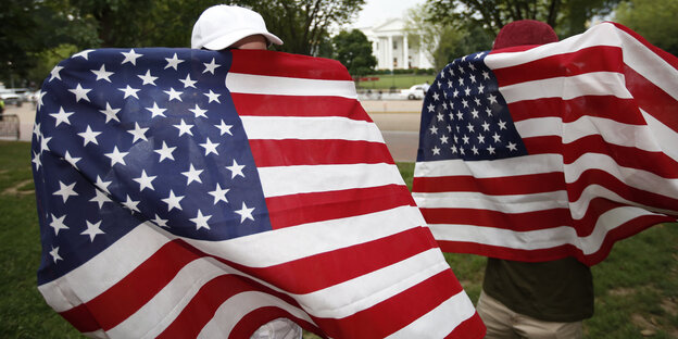 Nationalisten halten US-amerikanische Flaggen auf einer Demonstration vor dem Weißen Haus hoch Nationalisten halten US-amerikanische Flaggen auf einer Demonstration vor dem Weißen Haus hoch