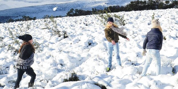 Menschen stehen im Schnee Menschen stehen im Schnee