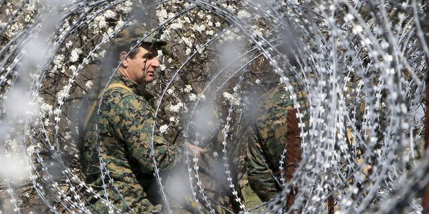 Soldat hinter Stacheldraht Soldat hinter Stacheldraht