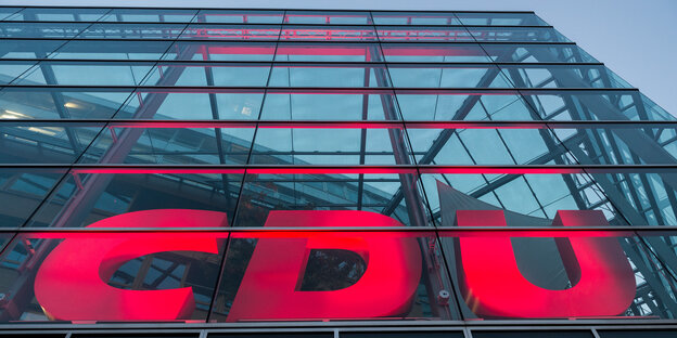 CDU-Logo in roten Buchstaben CDU-Logo in roten Buchstaben