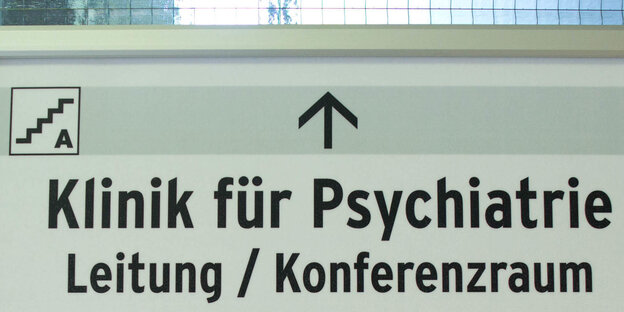 Ein Wegweiser in einer psychiatrischen Klinik.