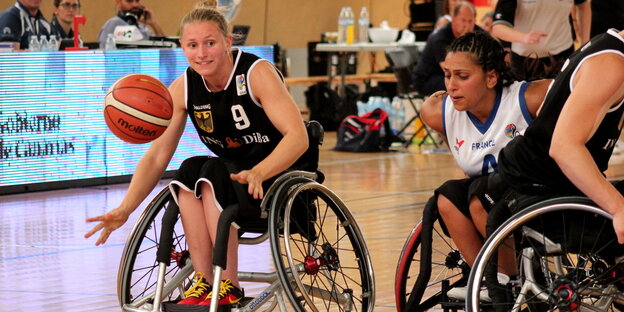 Die Rollstuhlbasketballerin Laura Fürst bei einem Spiel gegen Frankreich. Die Rollstuhlbasketballerin Laura Fürst bei einem Spiel gegen Frankreich.