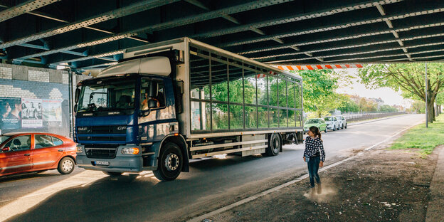 Der umgebaute LKW der Theater-Performance und sein Guide stehen unter einer Brücke. Der umgebaute LKW der Theater-Performance und sein Guide stehen unter einer Brücke.