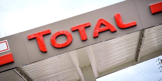 Schriftzug "Total" an einer Tankstelle - aufgenommen in schräger Perspektive Schriftzug "Total" an einer Tankstelle - aufgenommen in schräger Perspektive