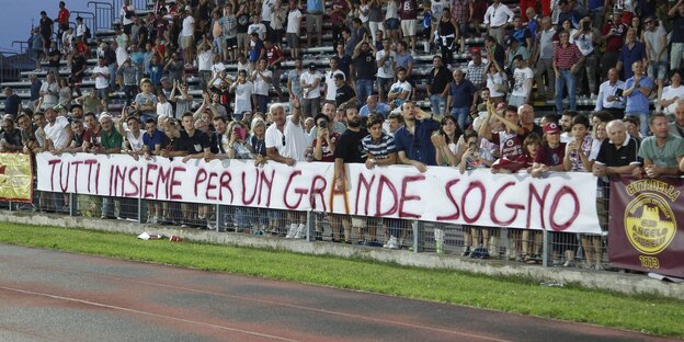 "Alle zusammen für einen großen Traum": Fans haben diesen Text auf ein Plakat auf der Tribüne geschrieben "Alle zusammen für einen großen Traum": Fans haben diesen Text auf ein Plakat auf der Tribüne geschrieben