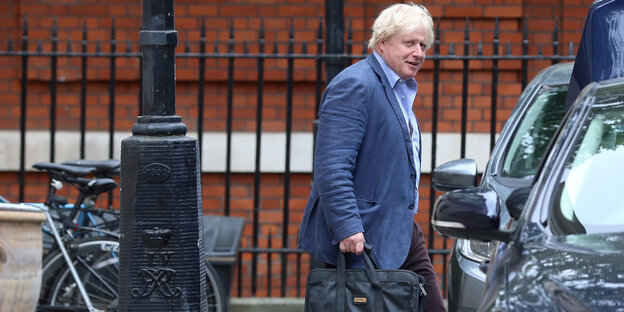 Boris Johnson mit Aktentasche auf dem Weg zum Auto Boris Johnson mit Aktentasche auf dem Weg zum Auto
