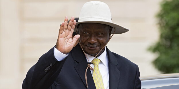 Der Präsident von Uganda, Yoweri Museveni, winkt Der Präsident von Uganda, Yoweri Museveni, winkt
