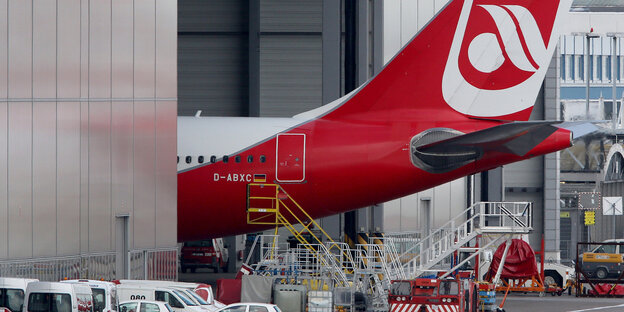 Ein Flugzeug der pleite gegangenen Fluggesellschaft Air Berlin wird abgestellt Ein Flugzeug der pleite gegangenen Fluggesellschaft Air Berlin wird abgestellt