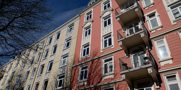Front eines Mietshauses in beige und rostrot Front eines Mietshauses in beige und rostrot