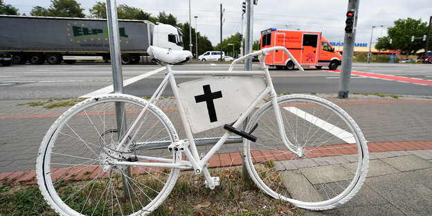 Ein weißes Ghostbike steht an der Unfallstelle in Hannover Ein weißes Ghostbike steht an der Unfallstelle in Hannover