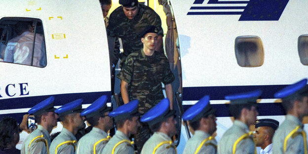 15.08.2018, Griechenland, Thessaloniki: Die griechischen Soldaten Aggelos Mitretodis und Dimitros Kouklatzis steigen nach ihrer Ankunft am Flughafen aus einem Flugzeug. 15.08.2018, Griechenland, Thessaloniki: Die griechischen Soldaten Aggelos Mitretodis und Dimitros Kouklatzis steigen nach ihrer Ankunft am Flughafen aus einem Flugzeug.