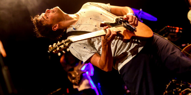 Dave Longstreth an der Gitarre auf der Bühne, den Kopf nach hinten geneigt, die Augen geschlossen Dave Longstreth an der Gitarre auf der Bühne, den Kopf nach hinten geneigt, die Augen geschlossen