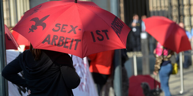 Mehrere Frauen halten vor dem Bundesrat Regenschirme in die Höhe, auf denen "Sexarbeit" steht Mehrere Frauen halten vor dem Bundesrat Regenschirme in die Höhe, auf denen "Sexarbeit" steht