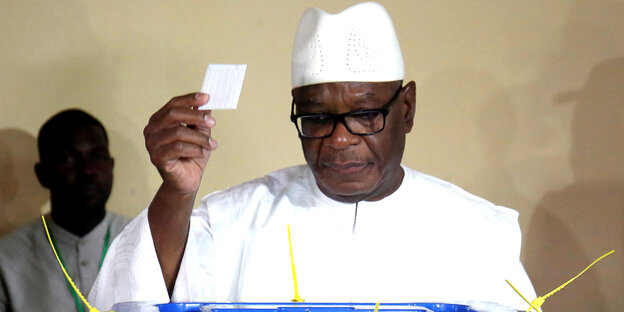 Malis Präsident Ibrahim Boubacar Keïta bei seiner Stimmabgabe zur Stichwahl Malis Präsident Ibrahim Boubacar Keïta bei seiner Stimmabgabe zur Stichwahl