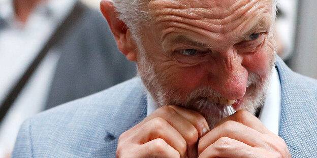 Jeremy Corbyn beißt in ein Stück Frischhaltefolie Jeremy Corbyn beißt in ein Stück Frischhaltefolie